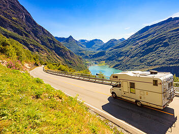 Camping, Camper am Geirangerfjord und Wohnmobil auf der Stra&szlig;e, Norwegen. Der Geirangerfjord ist einer der bekanntesten Fjorde Norwegens und geh&ouml;rt seit dem 14. Juli 2005 zum UNESCO-Weltnaturerbe. Er liegt etwa 200 km nord&ouml;stlich von Bergen und ungef&auml;hr 280 km nordwestlich von Oslo in der Provinz M&oslash;re og Romsdal. Er ist etwa 15 km lang und zwischen 0,6 und 1,3 km breit.