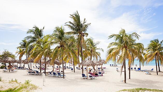 Wundersch&ouml;ner Strandort mit Menschen in Varadero, Kuba  Beautiful resort beach in Varadero Cuba