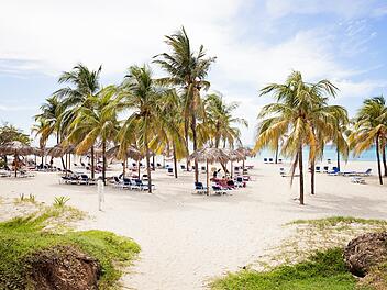 Wundersch&ouml;ner Strandort mit Menschen in Varadero, Kuba  Beautiful resort beach in Varadero Cuba