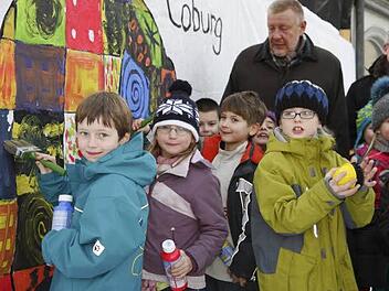 Den Bauzaun am Albertsplatz haben die Zweitklässler der Lutherschule jetzt bemalt.  Fotos: Katja Nauer