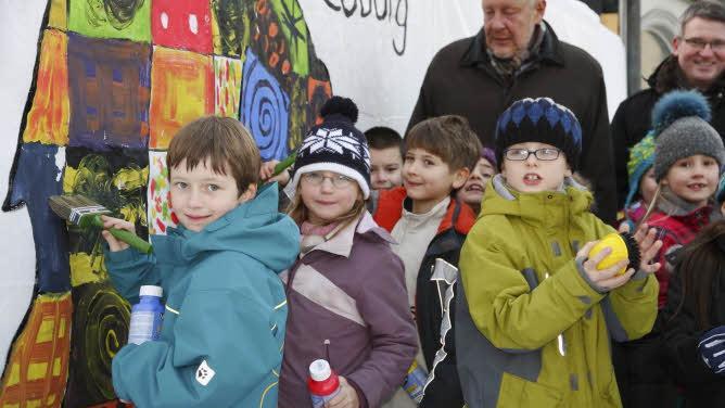 Den Bauzaun am Albertsplatz haben die Zweitklässler der Lutherschule jetzt bemalt.  Fotos: Katja Nauer