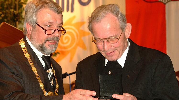 Die Goldene Bürgermedaillie erhielt Oskar Pflüger 2001 aus den Händen des damaligen OB Christian Zoll.