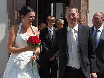 Das Brautpaar, Angelika Arbinger und Christian Geiling, kommt aus der Freydenkapelle. Geiling war vor elf Jahren 1. Planbursche,  Foto: Günther Straub