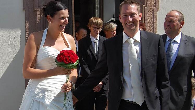 Das Brautpaar, Angelika Arbinger und Christian Geiling, kommt aus der Freydenkapelle. Geiling war vor elf Jahren 1. Planbursche,  Foto: Günther Straub