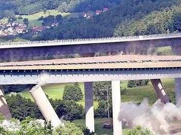 Die Sprengung der Sinntalbrücke an der A7 bei Riedenberg war ein Spektakel, dem viele inFranken-Nutzer im Live-Stream zuschauten. Auch das Dossier mit Hintergründen stieß auf enormes Interesse.Fotos: Archiv