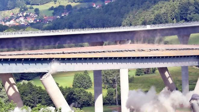 Die Sprengung der Sinntalbrücke an der A7 bei Riedenberg war ein Spektakel, dem viele inFranken-Nutzer im Live-Stream zuschauten. Auch das Dossier mit Hintergründen stieß auf enormes Interesse.Fotos: Archiv