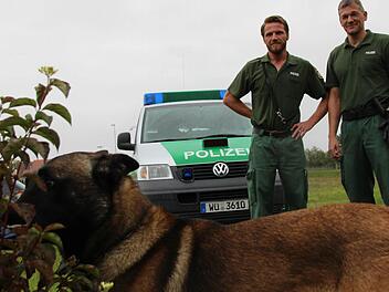 Die Hundeführer Benjamin Oppermann (links) und Frank Pfennig im Einsatz (Szene wurde nachgestellt). Drogenspürhund Devil hat etwas gefunden und schlägt an. Fotos: Benedikt Borst