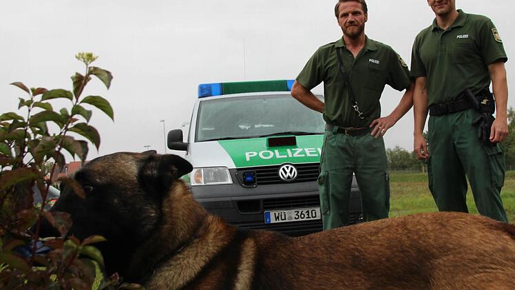 Die Hundeführer Benjamin Oppermann (links) und Frank Pfennig im Einsatz (Szene wurde nachgestellt). Drogenspürhund Devil hat etwas gefunden und schlägt an. Fotos: Benedikt Borst