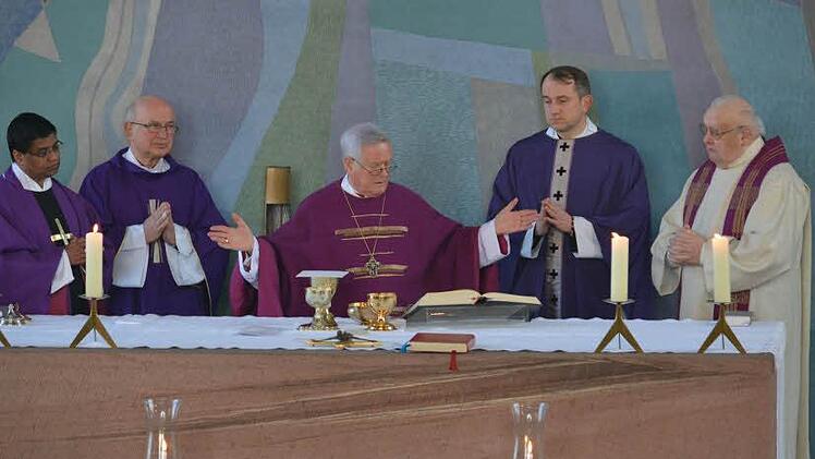 Pater Raja, Diakon Christian Kubatko, Bischof Dr. Friedhelm Hofmann, Pfarrer Michael Kubatko, Pfarrer Johannes Markert  Foto: Björn Hein