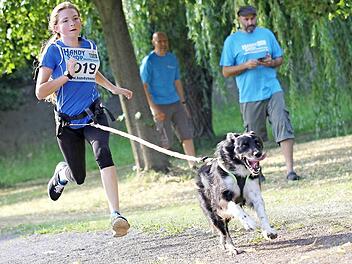 Paula Thomann fliegt dem Ziel förmlich entgegen. Die Elfjährige absolvierte mit "Sina" den 2000-Meter-Lauf in der Klasse "bis 14 W" (8,14 Minuten, zweiter Platz) und nahm mit ihrer Schwester Jana und Katharina Büttcher auch erfolgreich am "Combinations-Speed-Coup" (CSC) teil.