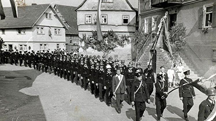 Festzug Dorfmitte - Fahnenweihe Feuerwehr Diebach 1951 Foto: Geschichtskreis Diebach (2)
