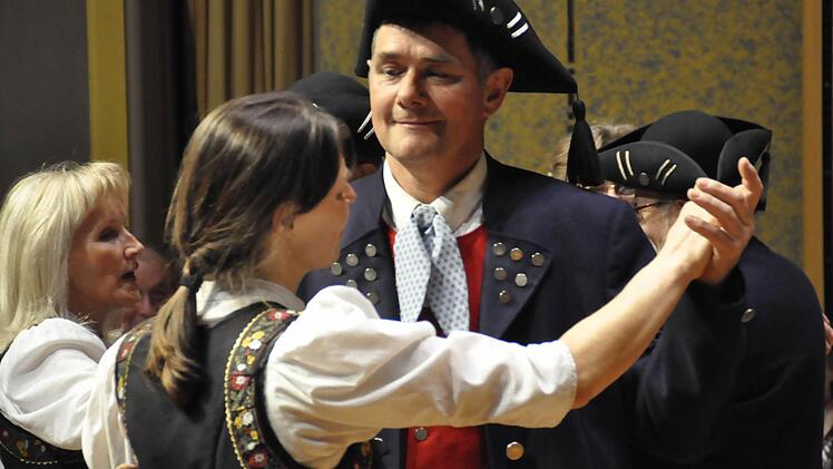 Tänze, die früher auf einem fränkischen Tanzboden zur "Kirwa" getanzt wurden, beherrschen noch heute die Maßbacher Volkstänzer. Foto: Peter Klopf