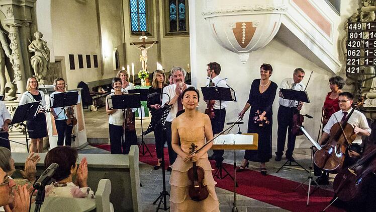 Impressioen von der Serenade mit dem Collegium musicum Coburg in der Schlosskirche Ahorn: Megumi Ikeda beeindruckte als Solistin in Werken von Holst und Mendelssohn.Foto: Jochen Berger