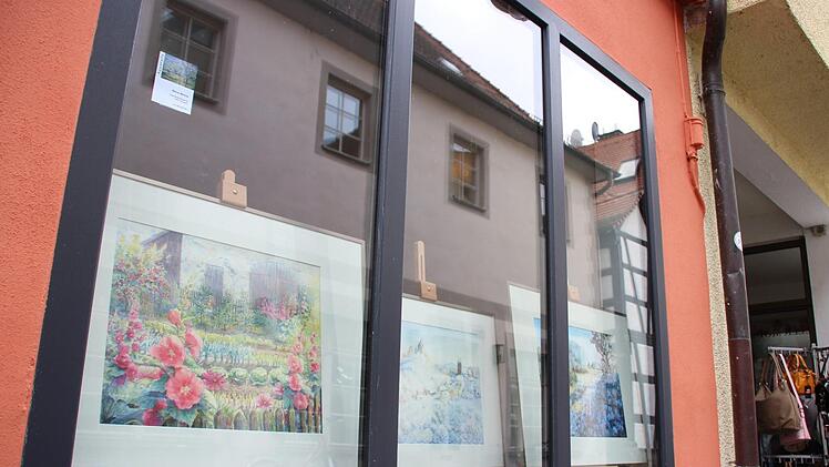 Marion-Meixner-Aquarelle werten den Leerstand in der Apothekenstraße auf.  Foto: Ekkehard Roepert