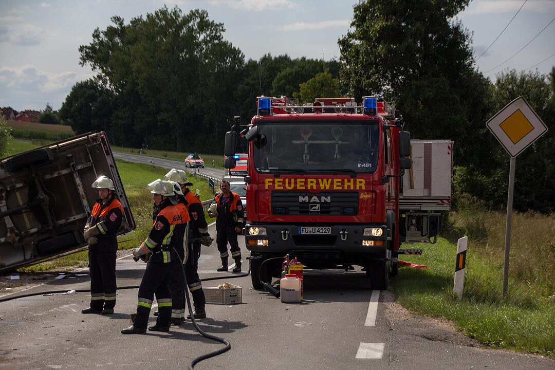 Schwerer Unfall bei Fürth: Frau nach Kollision mit Kastenwagen in Auto eingeklemmt