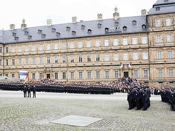 Der Domplatz bot den feierlichen Rahmen für die Vereidigung der Polizeianwärter.  Foto: RiegerPress
