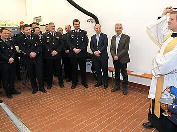 Pfarrer Matthias Steffel weihte die neue Fahrzeughalle im Anbau des Feuerwehrhauses Schlammersdorf ein.  Foto: Mathias Erlwein