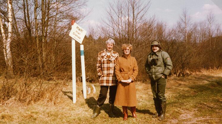 Kai Frobel , Initiator des Projektes "Grünes Band", mit jungen Naturschützern auf der "Pechwiese" bei Schwärzdorf Anfang der 80er-Jahre. Foto: Archiv BuNa/privat"