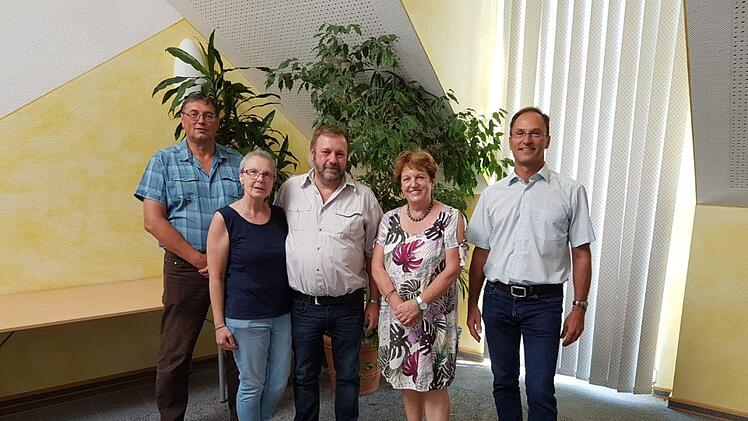 Unser Foto zeigt (von links): Prokurist der Stadtwerke Arnold Brust, Betriebsratsvorsitzende Sigrid Schnarr, Erhard M&uuml;ller,  B&uuml;rgermeisterin Brigitte Meyerdierks und der  Gesch&auml;ftsf&uuml;hrer der Stadtwerke Bad Br&uuml;ckenau GmbH, Michael Garhamer.  Thorsten Lieb