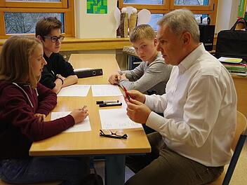 Konzentration: Thomas Kneitz und die  Jugendlichen  der Mittelschule Windheim, die 2017/18 eine Seminargruppe bildeten.   Foto: Veronika Schadeck