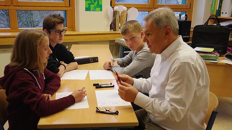 Konzentration: Thomas Kneitz und die  Jugendlichen  der Mittelschule Windheim, die 2017/18 eine Seminargruppe bildeten.   Foto: Veronika Schadeck