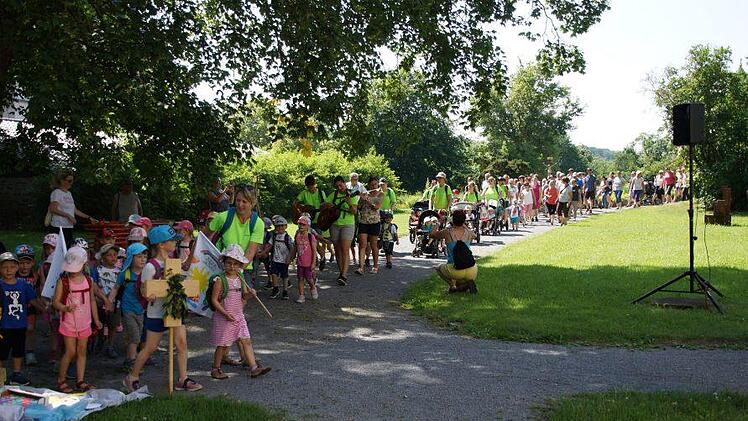 Der Wind war Thema einer Wallfahrt nach Maria Bildhausen, an der Kindergartenkinder aus Brünn und Senioren aus Großwenkheim teilnahmen. Anton Then