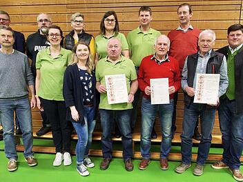 Vorsitzender Walter Hugo (vorne von links) ehrte Claudia Meder, Sabine R&uuml;gamer, Walter Huppmann, Albert Weigand, Friedel Weigand sowie (hinten von links) J&uuml;rgen Kolb, Alexander Leitschuh, Juliana Schaupp, Heike Manger, Steffen Manger und Manfred Jopp. Ehrungen nahm auch Alexander Schneider (rechts) f&uuml;r den Kreisverband vor. Foto: Bianca Volkert