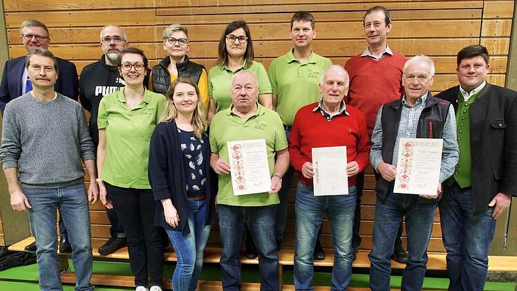 Vorsitzender Walter Hugo (vorne von links) ehrte Claudia Meder, Sabine R&uuml;gamer, Walter Huppmann, Albert Weigand, Friedel Weigand sowie (hinten von links) J&uuml;rgen Kolb, Alexander Leitschuh, Juliana Schaupp, Heike Manger, Steffen Manger und Manfred Jopp. Ehrungen nahm auch Alexander Schneider (rechts) f&uuml;r den Kreisverband vor. Foto: Bianca Volkert