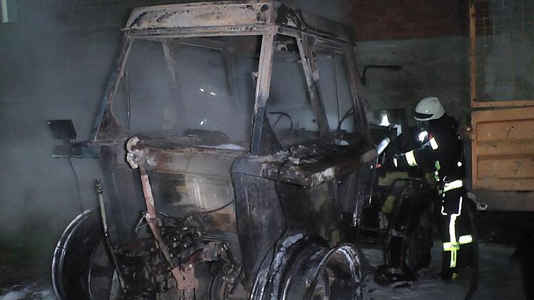 Die Feuerwehr musste am Freitagmorgen nach Römershofen bei Königsberg ausrücken, um einen brennenden Traktor sowie einen Schlepper zu löschen. Foto: Christian Licha