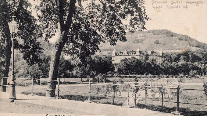 Dieses Bildmotiv zeigt eine Ansicht der Bad Kissinger Radfahrschule im Rosengarten. Foto: Sammlung Gerhard Wulz