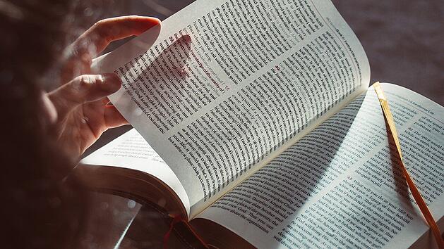 Achtsame Entspannungsrituale: Ein gutes Buch am Abend sorgt f&uuml;r einen erholsamen Schlaf.