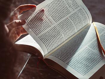 Achtsame Entspannungsrituale: Ein gutes Buch am Abend sorgt für einen erholsamen Schlaf.