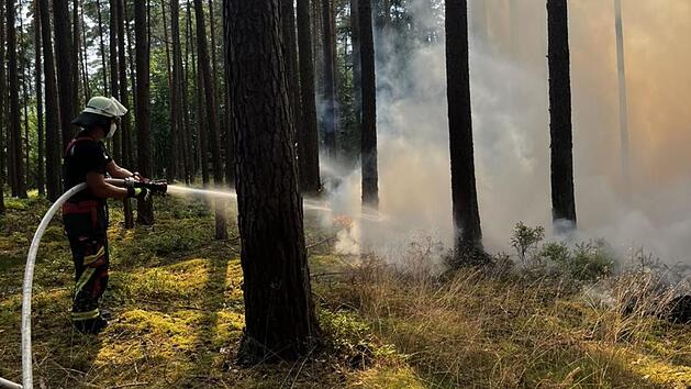 Waldbrand bei Baiersdorf gelöscht - "schweißtreibende Schwerstarbeit"