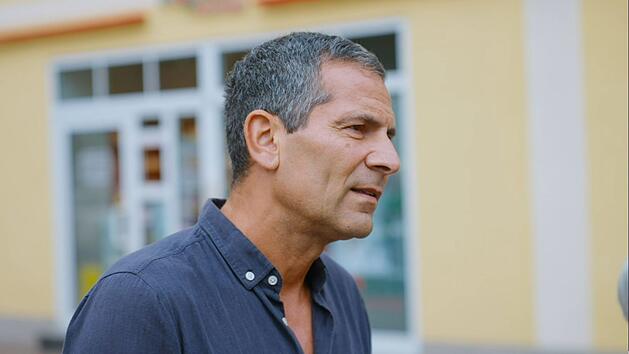 Im sächsischen Döbeln verwickelt Mitri Sirin Passanten in ein Gespräch über den Zustand der Meinungsfreiheit in Deutschland.