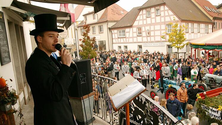 Kirchweihrrediger Bastian Rückel am voll besetzten Marktplatz.