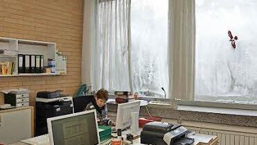Sanierungsbedürftig: Die Fenster im Sekretariat sind blind geworden.
