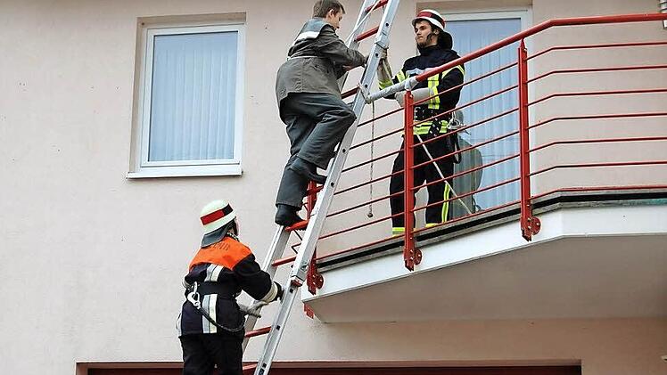Rettung mit der Leiter Foto: Günther Straub