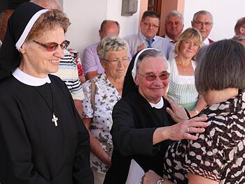 Schwester Alexia (l.) und Engelharda verabschieden sich. Fotos: Galster