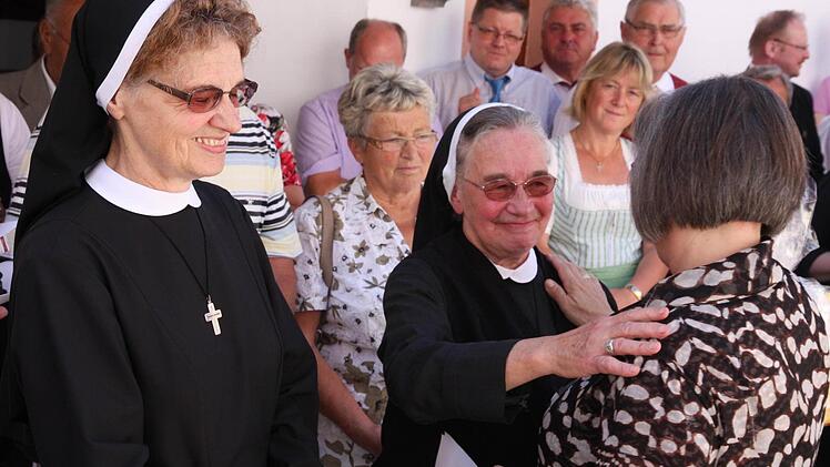 Schwester Alexia (l.) und Engelharda verabschieden sich. Fotos: Galster