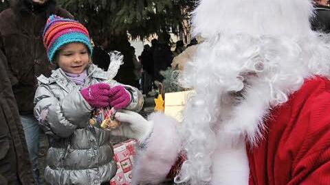 Lilly bekam von Nikolaus (Alexander Krappmann) eine Tüte mit Süßigkeiten.