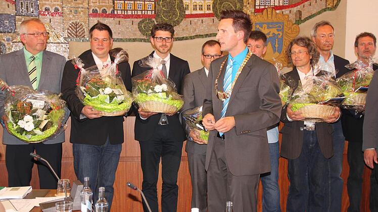Für die neu ins Gremium kommenden Stadträte gab's nach der Vereidigung Geschenkkörbe.