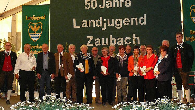 Die Gründungsmitglieder der Landjugend Zaubach mit Vorsitzendem Jürgen Spindler (links).