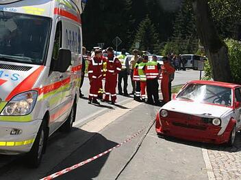 Ein Großaufgebot von Rettungskräften kümmerte sich nach Unfall beim Berg-Revival am 1. Mai 2011 um die Verletzten. Ein VW Polo war damals in einer Zuschauergruppe gerast, die sich nicht an die Absperrungen gehalten hatte. Foto: Archiv/Sonja Adam