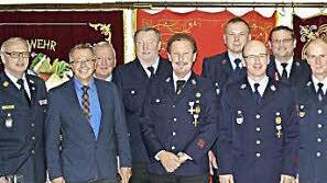 Kreisbrandinspektor Peter Sell, der stellvertretende Landrat Emil Müller (von links) und Bürgermeister Karlheinz Kickuth (Dritter von rechts) überreichten die goldene Ehrennadel für 40 Jahre Dienst in den Freiwilligen Feuerwehren des Marktes Elfershausen.  Foto: Winfried Ehling