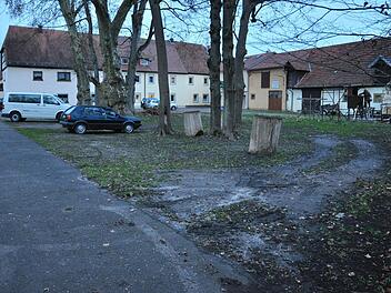 Bei einer Ortseinsicht sprach sich der Bau- und Umweltausschuss der Gemeinde Wonfurt dafür aus, den Von-Seckendorff-Platz in Wonfurt (im Bild) unter den alten Platanen zu begrünen und einen Schotterweg im Süden und Westen anzulegen. Gleichzeitig soll das Parken auf dem Platz verboten werden.  Foto: Ulrike Langer