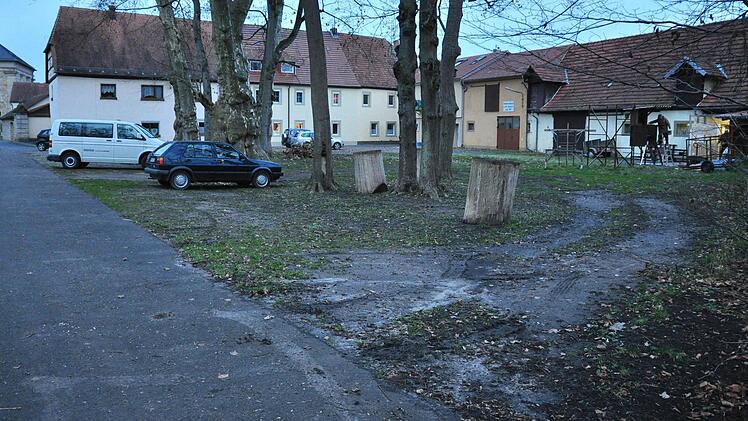 Bei einer Ortseinsicht sprach sich der Bau- und Umweltausschuss der Gemeinde Wonfurt dafür aus, den Von-Seckendorff-Platz in Wonfurt (im Bild) unter den alten Platanen zu begrünen und einen Schotterweg im Süden und Westen anzulegen. Gleichzeitig soll das Parken auf dem Platz verboten werden.  Foto: Ulrike Langer