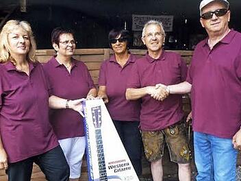 (Von links): Die stellvertretenden Vorsitzenden Ulrike Schubert und Birgit L&ouml;ser, Schatzmeisterin Rita Himmler, H&uuml;ttenmusikant Dieter Feulner und Vorsitzender Rainer G&ouml;llert  Foto: privat