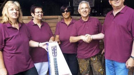 (Von links): Die stellvertretenden Vorsitzenden Ulrike Schubert und Birgit L&ouml;ser, Schatzmeisterin Rita Himmler, H&uuml;ttenmusikant Dieter Feulner und Vorsitzender Rainer G&ouml;llert  Foto: privat