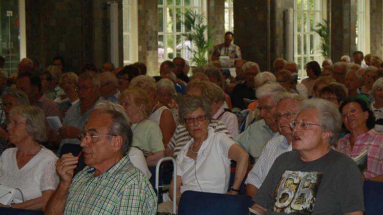 Das Publikum singt gerne mit - rein aus Spa&szlig; an der Freude.  Fotos: Sebastian Els&auml;sser