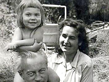 Neuanfang in Guttenberg: Am 6. Juni 1945 kommt Constantin Mitschke-Collande mit seiner Frau Hilde und dem vierjährigen Töchterchen Constanze in Guttenberg an. Die Familie wohnt für ein halbes Jahr im Unteren Schloss.  Fotos: privat